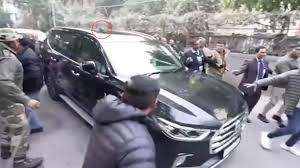 दिल्ली विधानसभा चुनाव—पत्रकारों को पुलिस के सामने किसने पीटा!